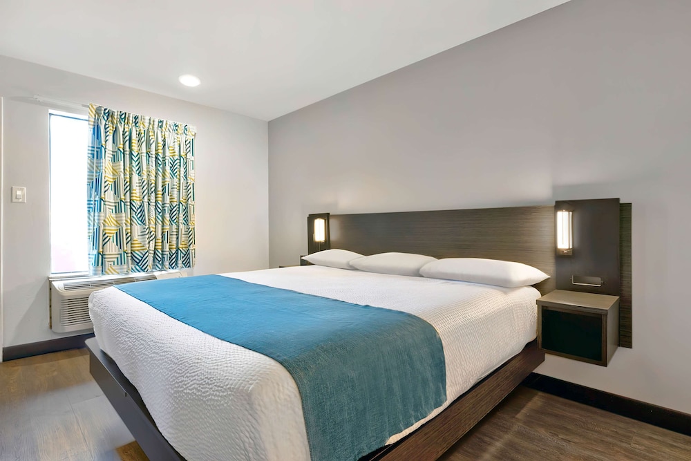 Deluxe Room, 1 King Bed, Non Smoking, Kitchenette photo 3