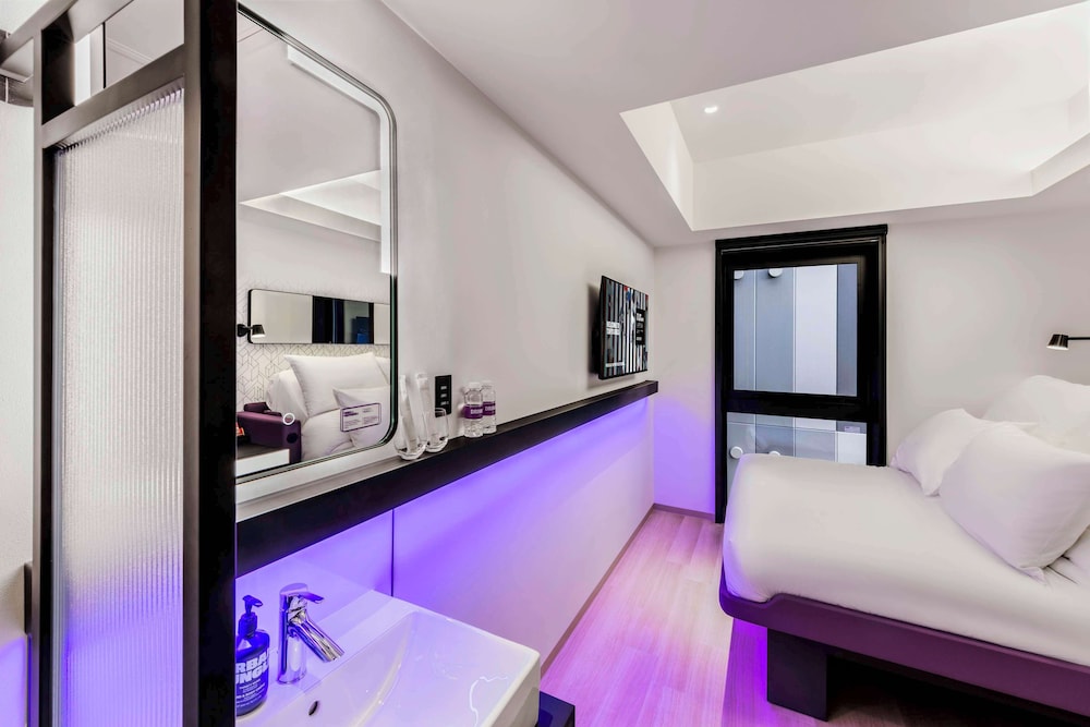 Queen Room photo 1