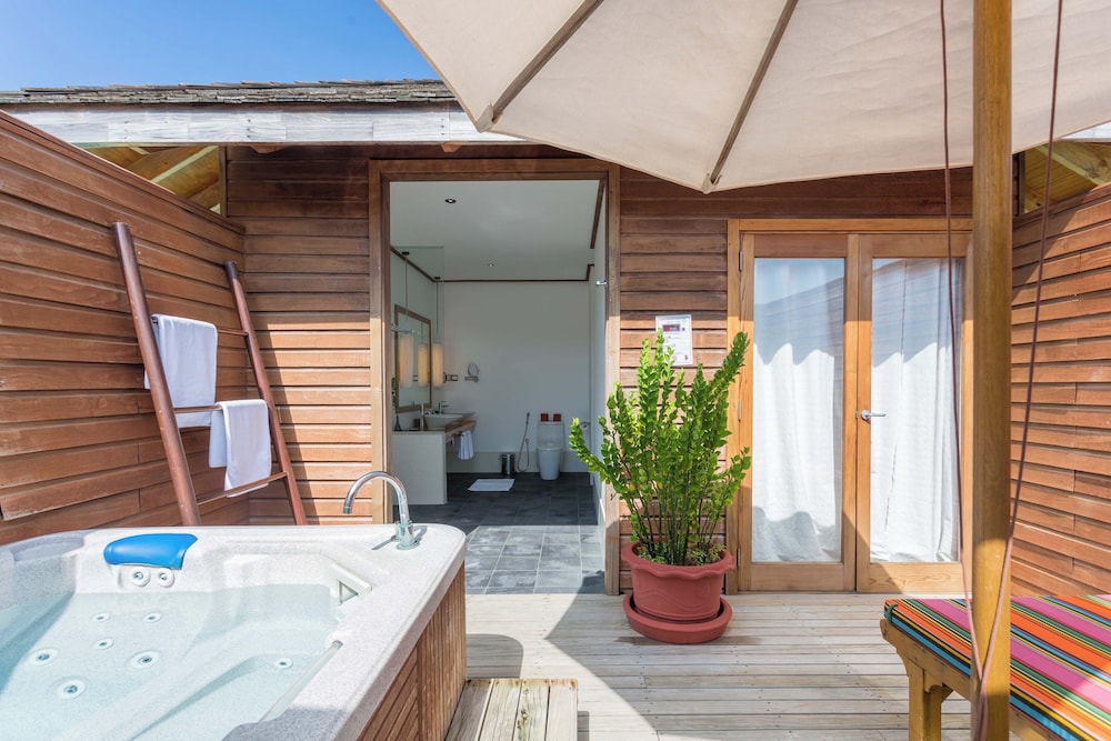 Jacuzzi Water Villa - Photo 13