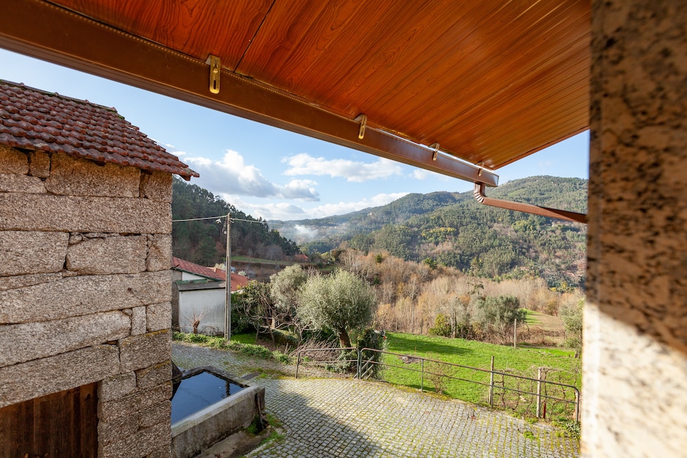 Traditional Cottage, 2 Bedrooms, Mountain View photo 3