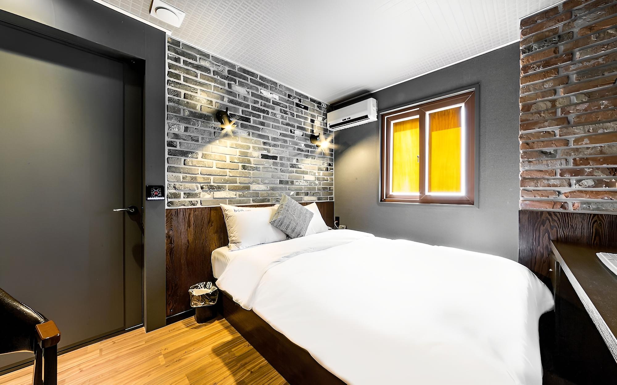 Room (Standard (Netflix / 65-inch TV availa) - Photo 14