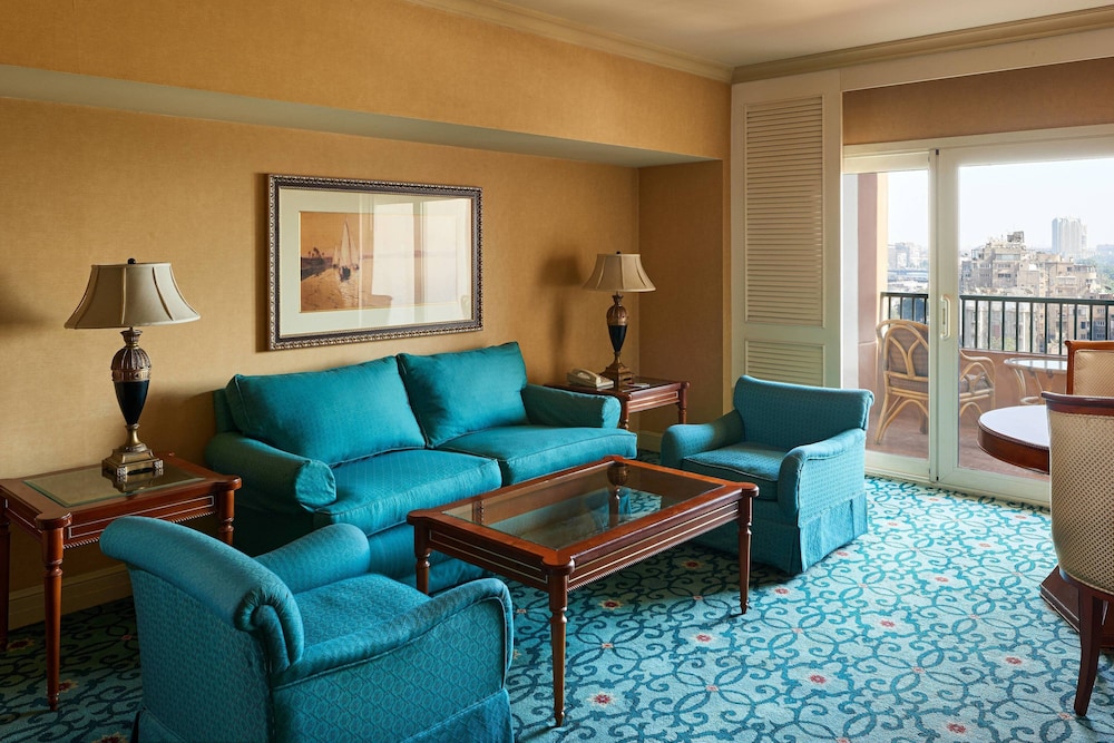 Executive Suite, 1 King Bed, Balcony thumbnail 5