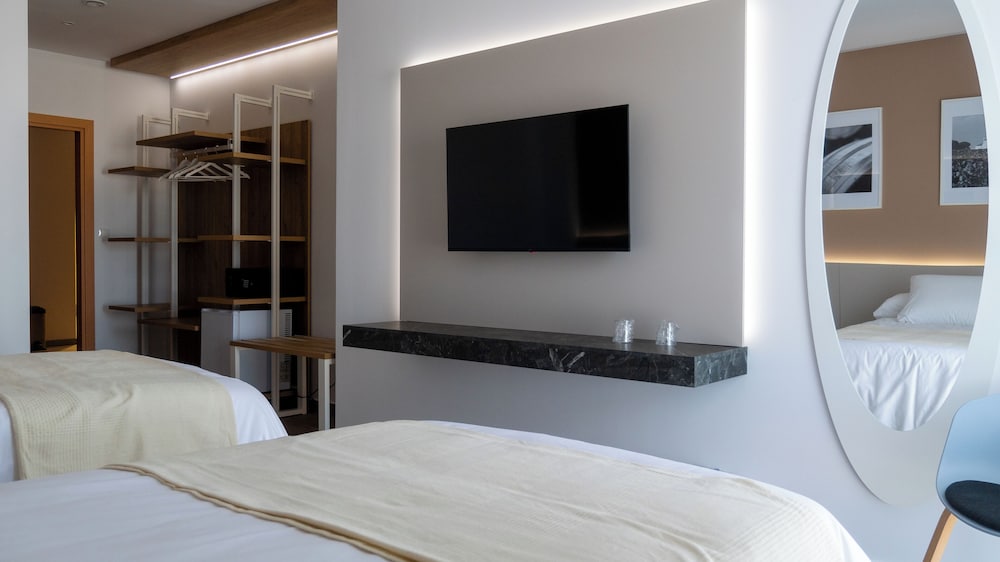 Deluxe Room, 1 King Bed photo 2
