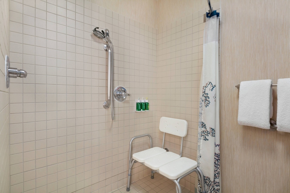 Suite, 2 Bedrooms (Mobility/Hearing Access, Roll-In Shwr) photo 2