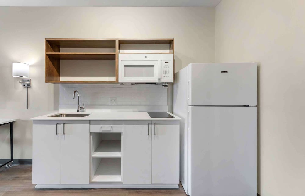 Standard Studio, 1 King Bed, Non Smoking, Refrigerator & Microwave - Photo 4