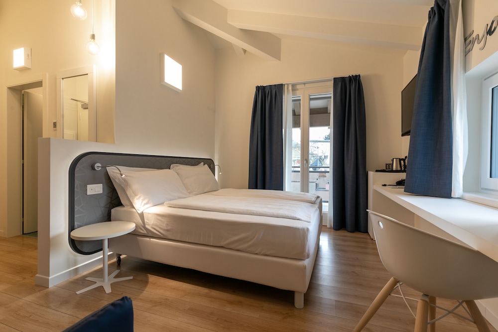 Superior Triple Room, Lake View photo 1