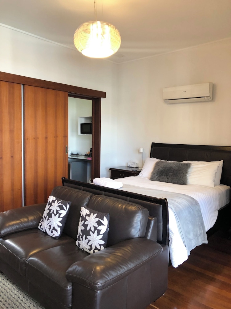 Deluxe Studio, 1 Queen Bed, Ensuite, Pool View photo 2