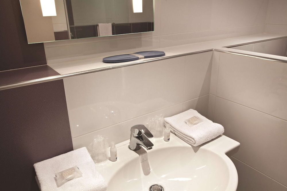 Standard Room, 1 Queen Bed - Photo 9