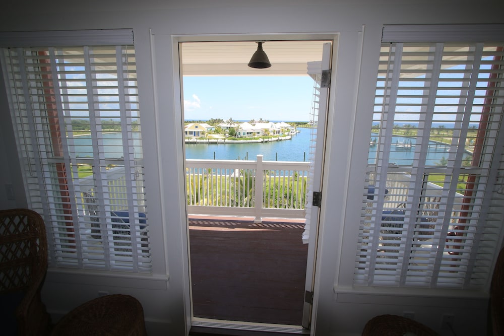 Hibiscus Suite - 1 King Bed (Harbor & Ocean Views) photo 3