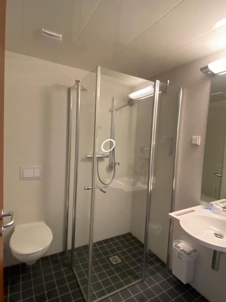 Basic Twin Room, Private Bathroom (Doppelzimmer mit 2 Betten) photo 3