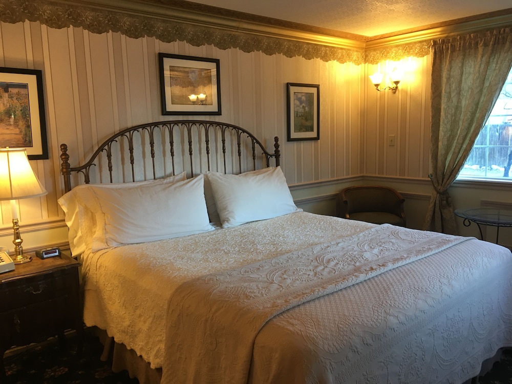 Deluxe Room, 1 King Bed, Refrigerator & Microwave, Mountain View RM15 photo 2