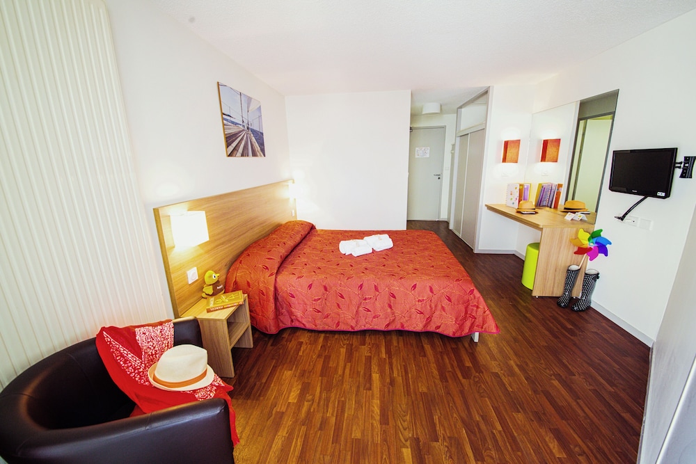 2 Room Apartment 3 People 1 baby photo 1