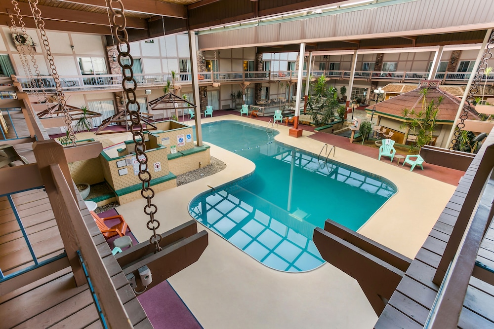 Deluxe Room, 2 Queen Beds, Pool Access (Poolside) - Photo 9