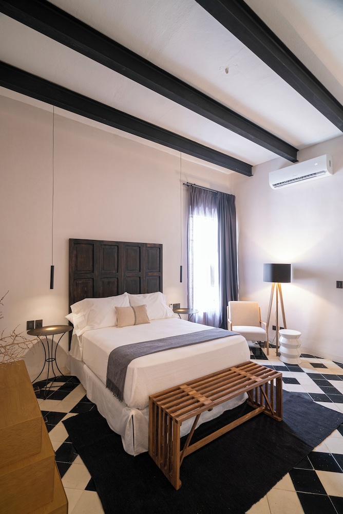 Luxury Room, 1 Queen Bed, Ground Floor photo 2