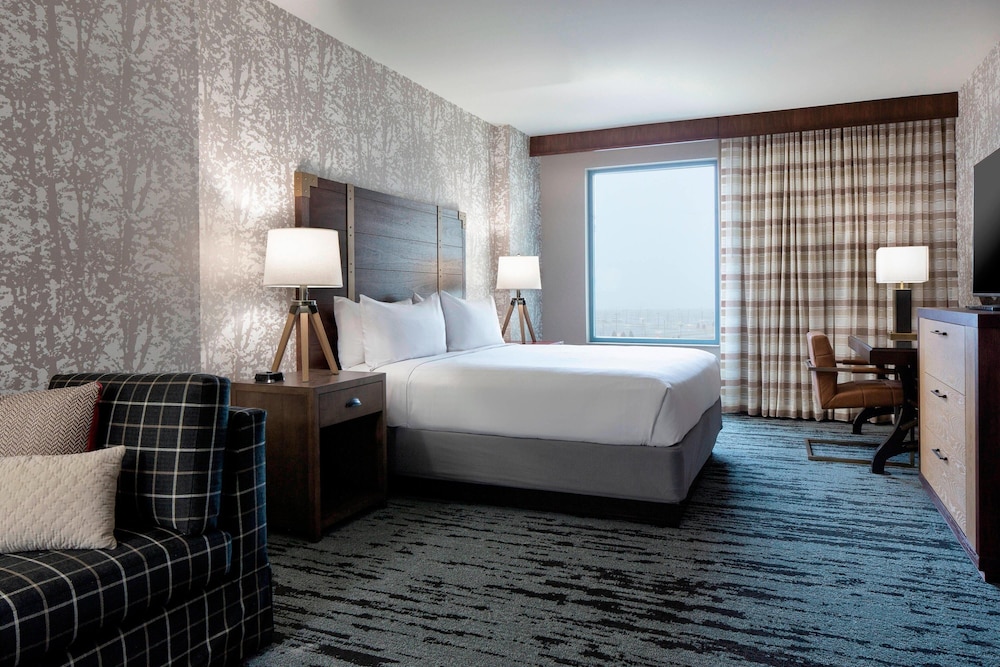 Junior Suite, 1 King Bed (Mobility Accessible, Tub) photo 2