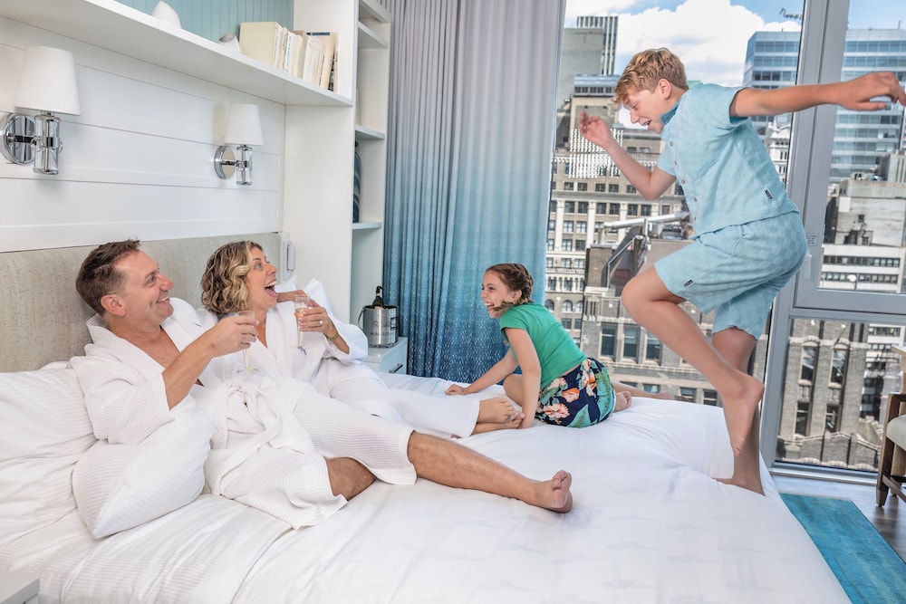 Superior Room, 1 King Bed thumbnail 6