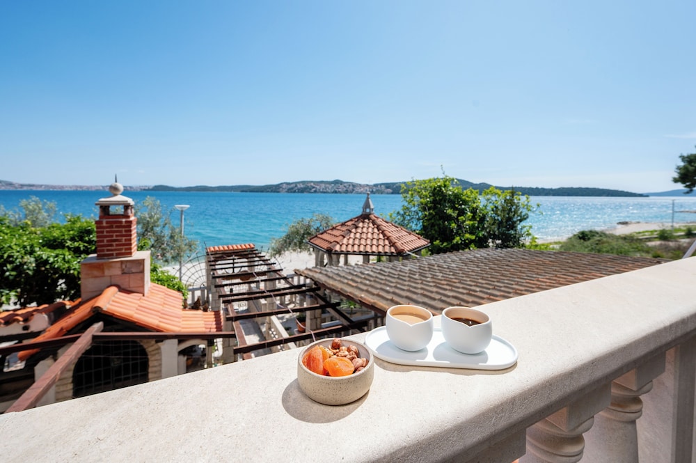 Traditional Studio, 1 Queen Bed, Beach View, Beachfront