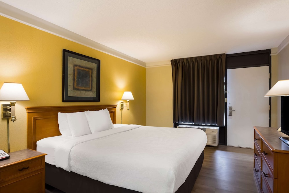 Room, 1 King Bed, Accessible, Non Smoking - Photo 6