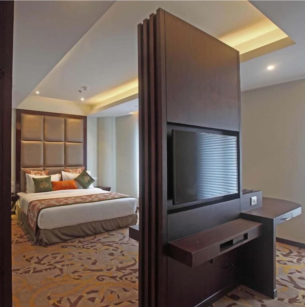 Luxury Suite, 1 King Bed, Smoking, Bathtub photo 1