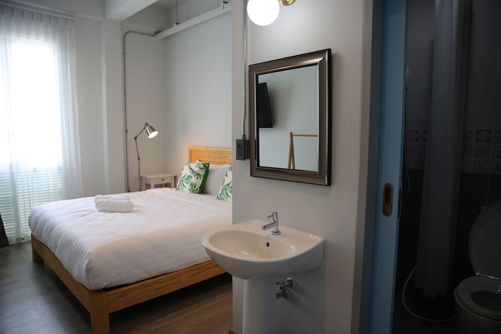 Deluxe Room - Photo 5