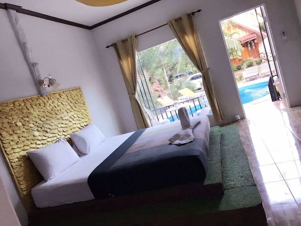 Deluxe Room With Pool View