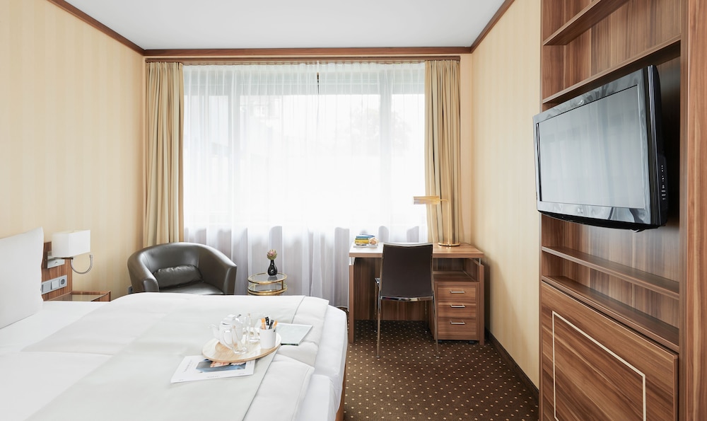Business Plus Room, 1 Double or 2 Single Beds, Courtyard View - Photo 4