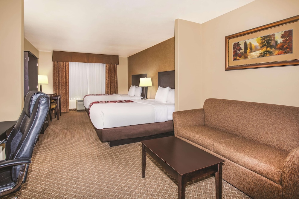 Deluxe Room, 2 Queen Beds, Non Smoking (Deluxe Executive Room) - Photo 2
