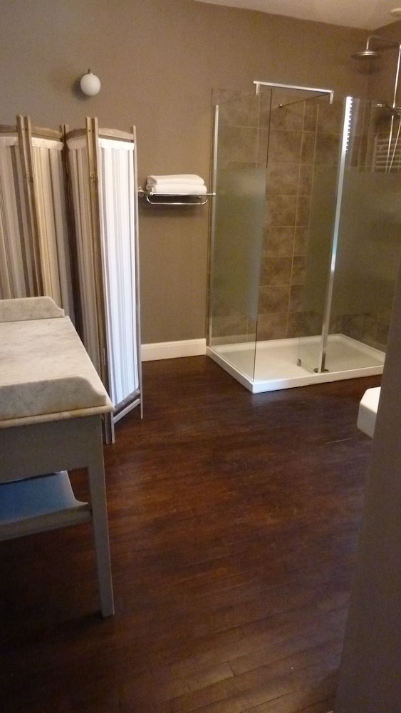 Superior Suite, 2 Bedrooms, Shared Bathroom photo 2