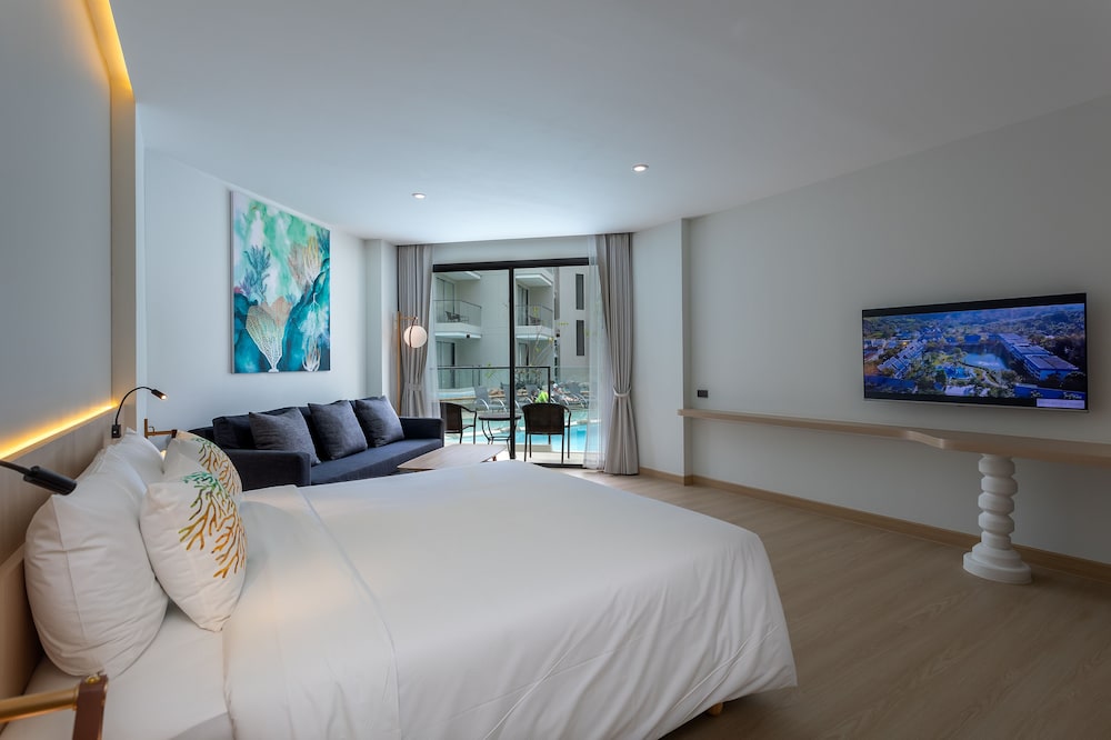 Family Room, Pool Access - Photo 3