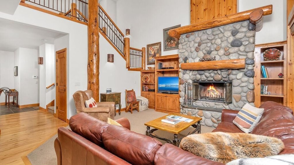 House, Multiple Beds (Aquila Lodge - Unit 15) photo 3