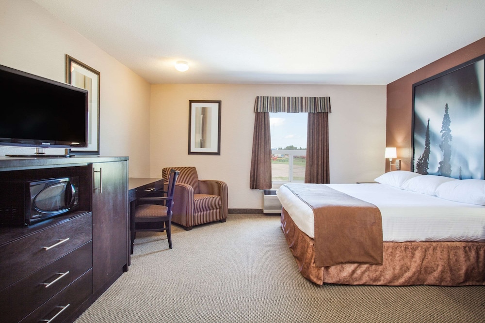 Suite, 1 King Bed, Non Smoking - Photo 1