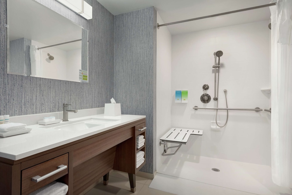 Suite, 1 King Bed, Accessible (Mobility & Hearing, Roll-in Shower) photo 3