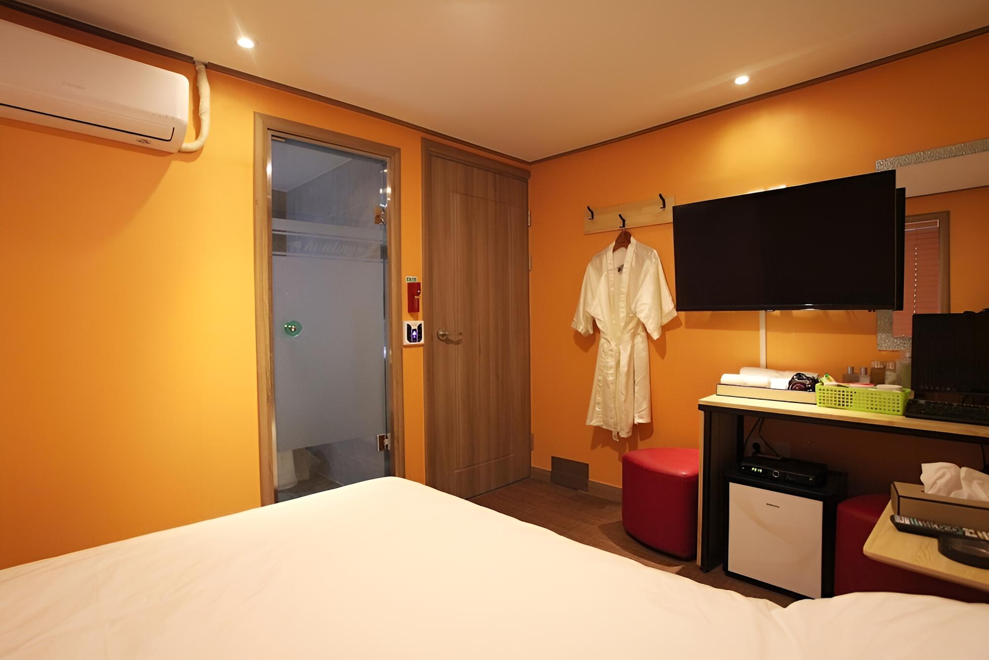 Room (Standard Room) - Photo 6
