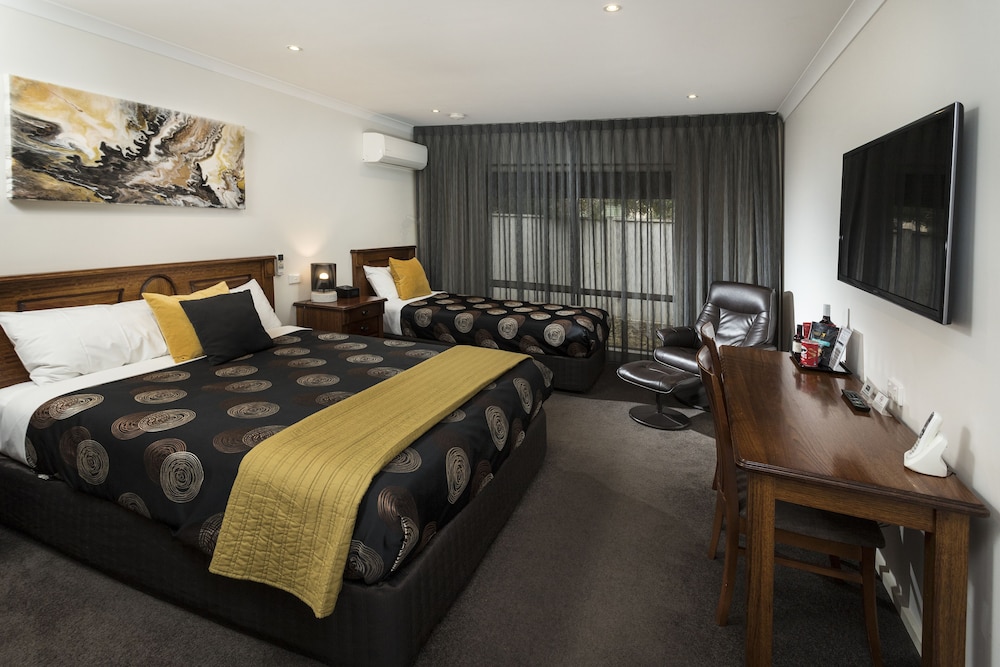 Executive Twin Room (1 Queen and 1 Twin Bed)