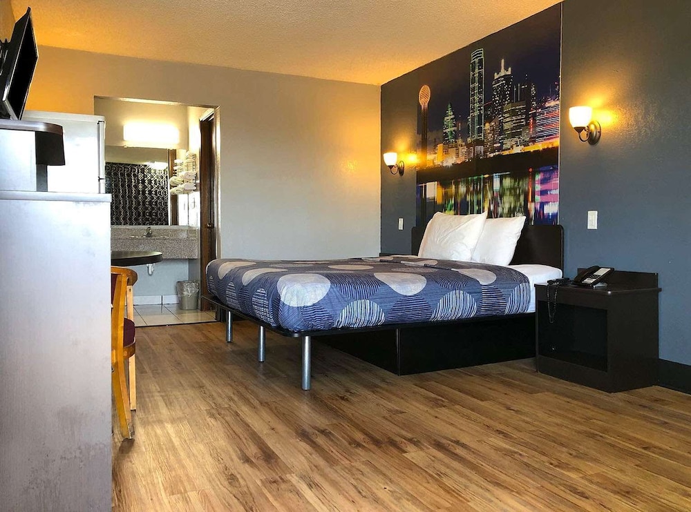 Room, 1 King Bed, Smoking photo 1