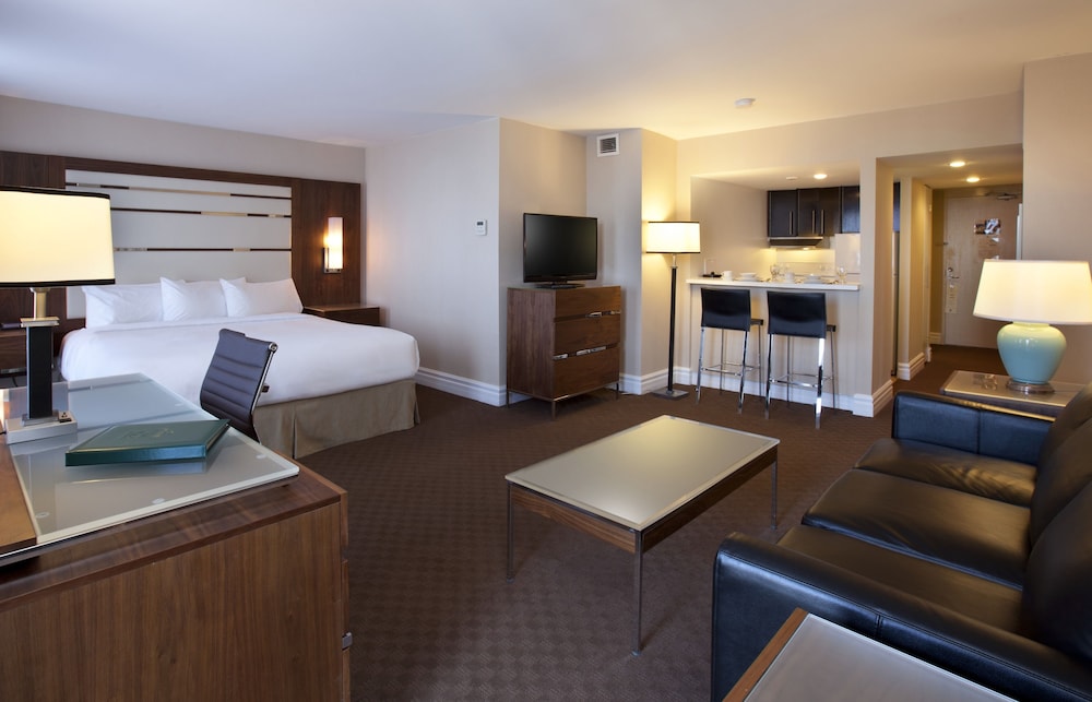 Junior Suite 2 Queen Beds with Sofa Bed - Photo 2