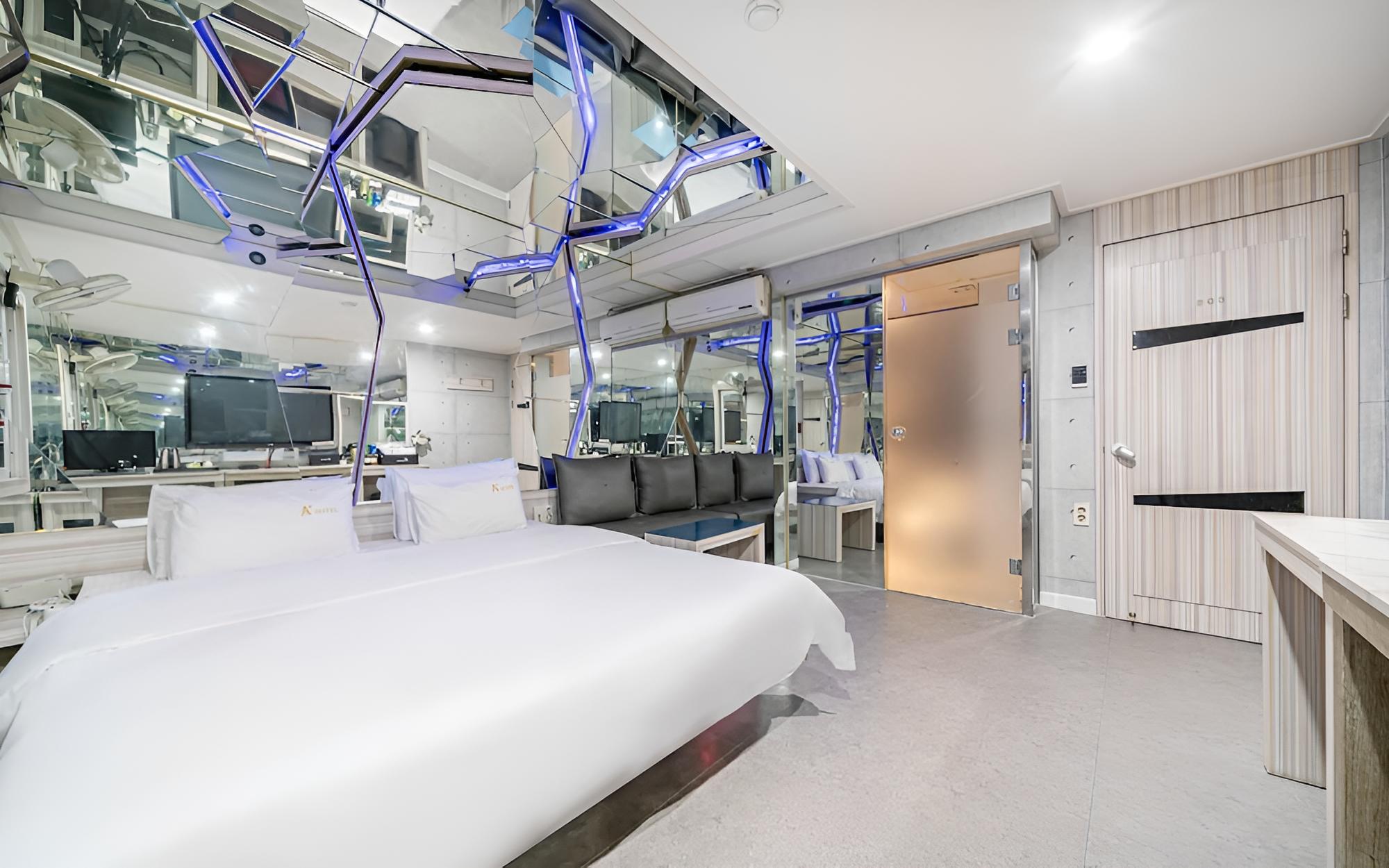 Room (Mirror Room (Netflix EV Charger Parki) photo 2
