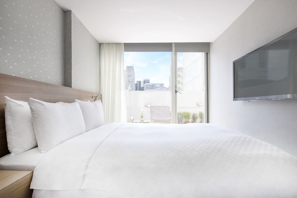 Deluxe Double Room, 1 Double Bed, Lanai, Tower photo 3