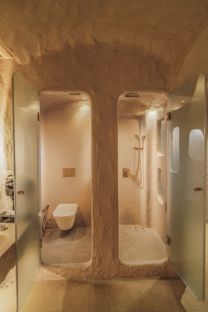 Cave Room with Grand Jacuzzi - Photo 7