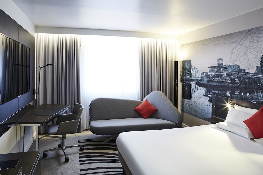 Deluxe Room, 1 Queen Bed with Sofa bed photo 2