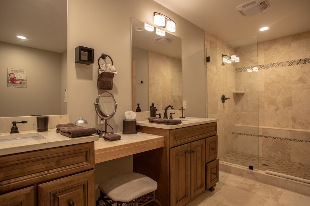 Panoramic Suite, 1 King Bed, Balcony, Mountain View, (Kootenai) photo 3