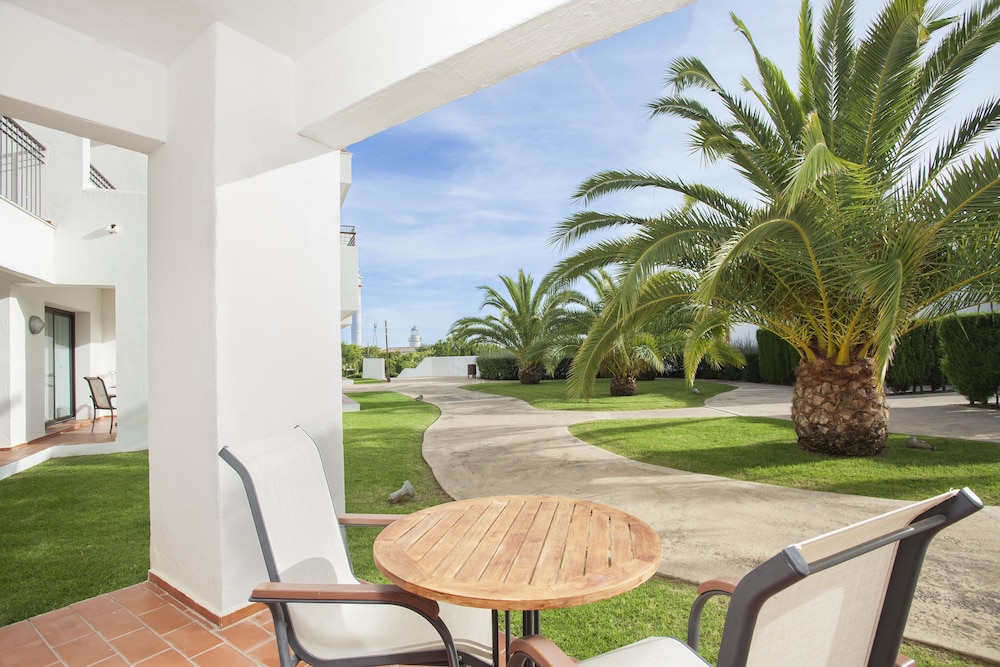 Habitación Doble Clásica, Acceso Al Jardín, 2 Adultos + 2 Niños - Photo 4