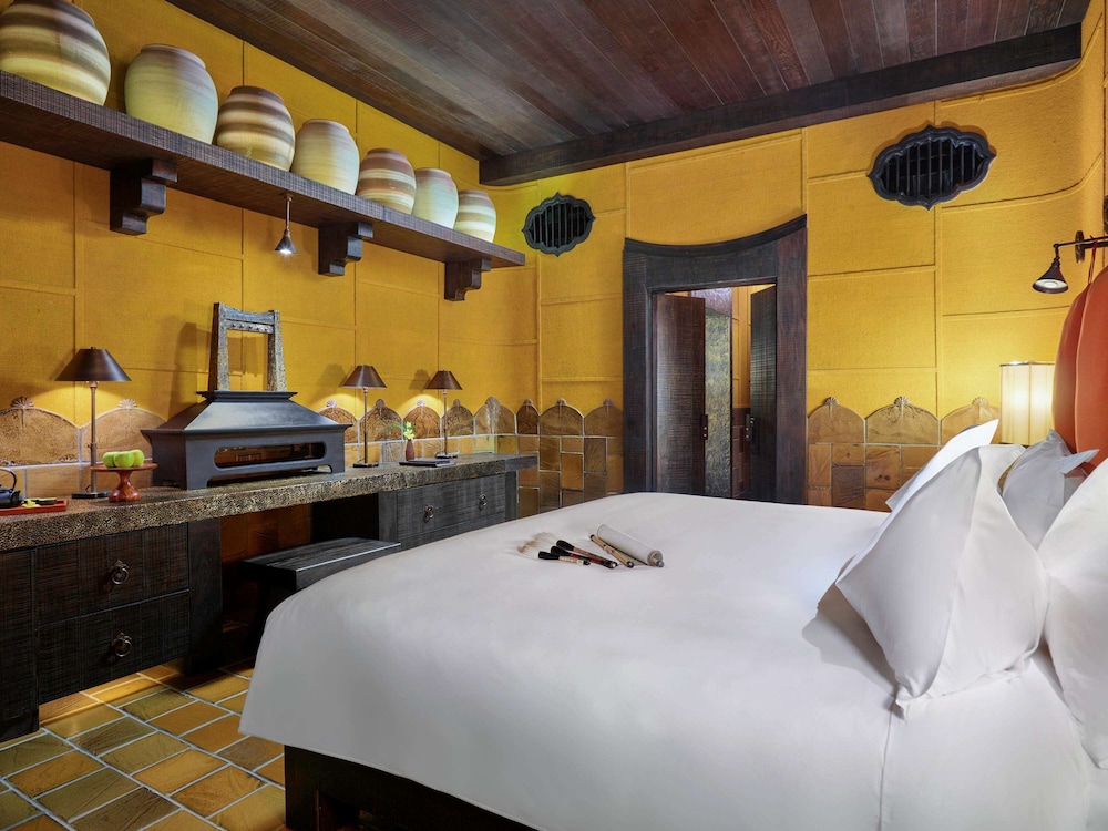 Deluxe Room, 1 King Bed (Village View) photo 2