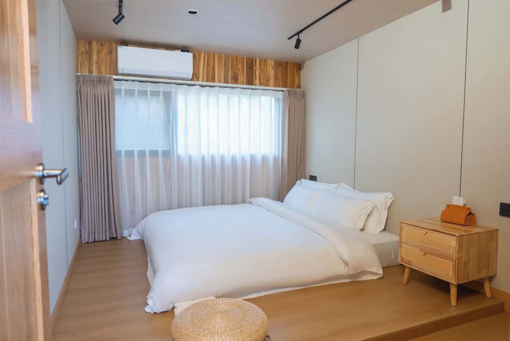 Luxury House, Lake View photo 3