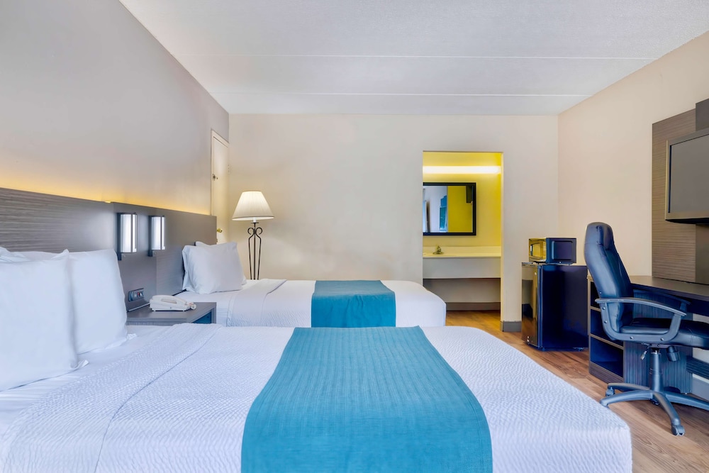 Deluxe Room, 2 Double Beds, Non Smoking, Refrigerator & Microwave photo 2