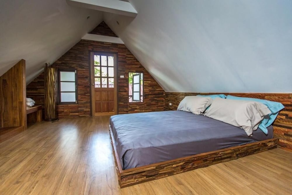Family Room, 3 Bedrooms, Pool Access, Beach View photo 2