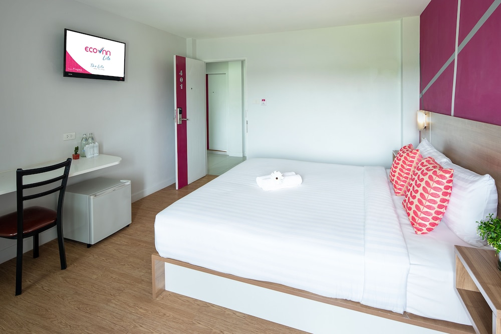 Superior, 1 King Bed, Non Smoking, City View - Photo 9