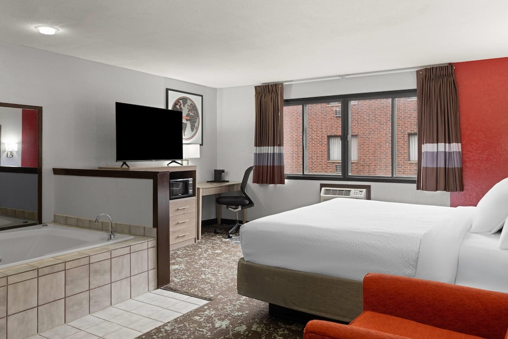 Suite, 1 King Bed, Non Smoking, Jetted Tub photo 1