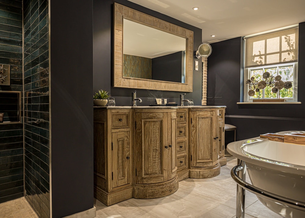 Luxury King Room - Photo 13