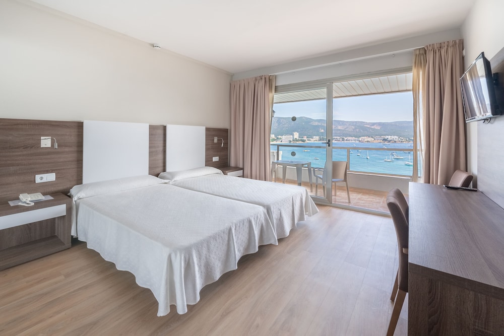 Double Room, Balcony, Sea View (high floor, 2 adults + 1 child) thumbnail 6
